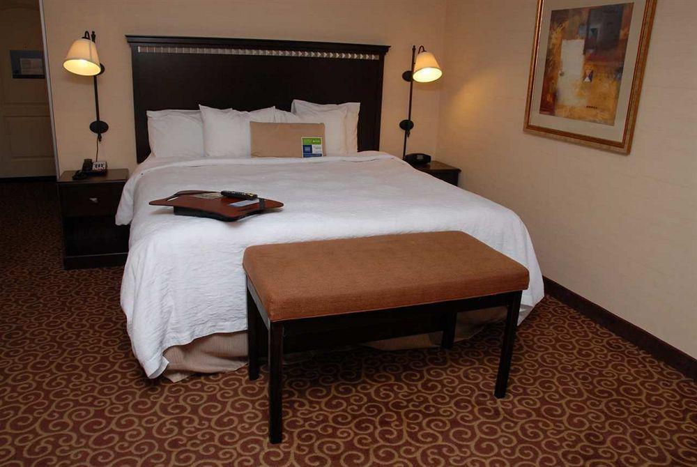 Hampton Inn & Suites Staten Island Nova York Quarto foto