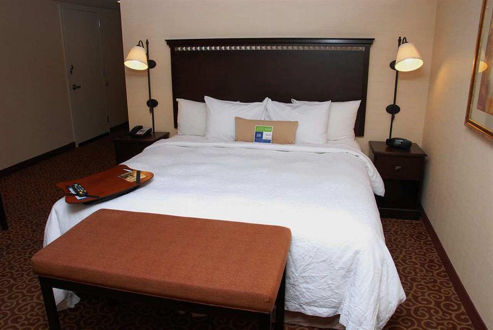 Hampton Inn & Suites Staten Island Nova York Quarto foto